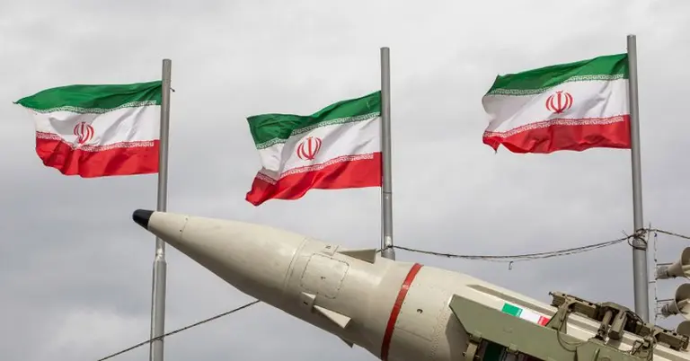 ইরানের পতাকার সঙ্গে দেশটির সশস্ত্র বাহিনীর তৈরি ক্ষেপণাস্ত্র প্রদর্শন